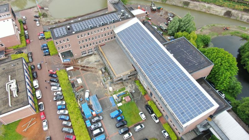 De drone boven het Gomarus College Groningen